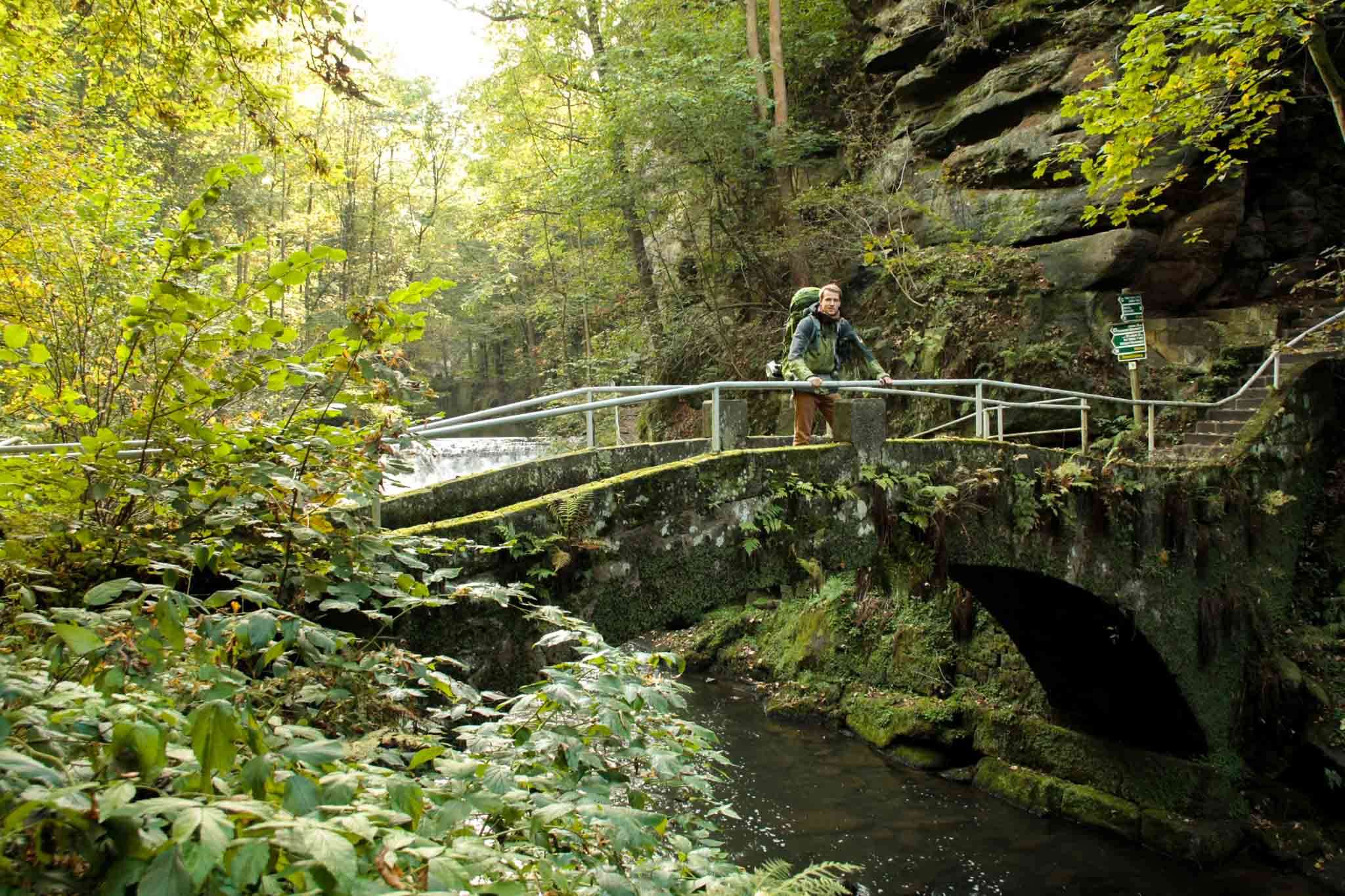 06-malerweg-jacob-on-old-bridge