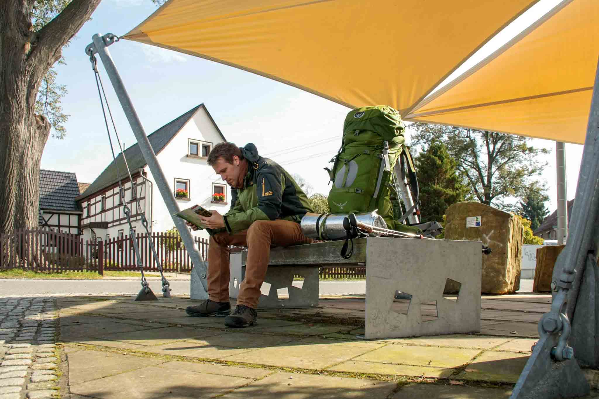 15-malerweg-jacob-resting-on-little-market-in-a-village-town